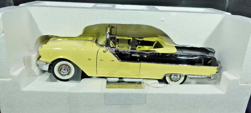 Sun Star Platinum 1955 Pontiac Star Chief conversível amarelo/preto 1/18 - Imagem 2 de 4