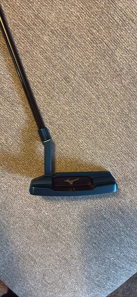 Putter fresado azul Mizuno M-Craft tipo 2 con empuñadura Superstroke Tour 5.0. Foto 3 de 4