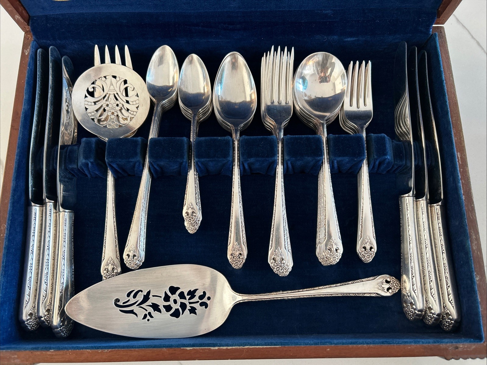 Holmes & Edwards Inlaid IS 1937 Lovely Lady Silverplate Flatware 47 Pcs w/ Case