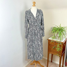 Suncoo Flattering Robe Wrap Dress Chelsea Size 10 Black White Midi Chic