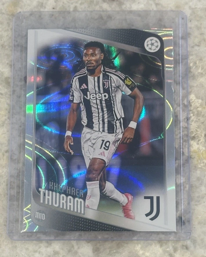 Carte Marcus Thuram Topps Chrome UEFA 2024-25 : Auto /52 – Fractor Rouge – Collectionneur, à Toi De Jouer !