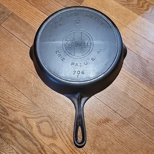 ; Variation Griswold 704F Cast Iron Skillet #8 Slant Logo Heat Ring Dual Spout