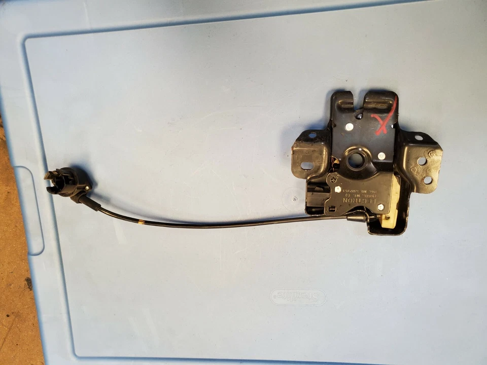 PESTILLO DE BLOQUEO DE MALETERO CONTINENTAL LINCOLN 1998-1999-2000-2001-2002 Foto 3 de 3