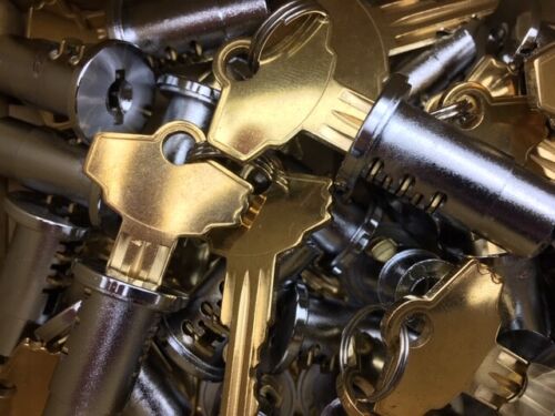 Lot 10 locks and keys fits MOST Bulk GUMBALL CANDY NUT VENDING MACHINE Oak NW - Picture 1 of 4