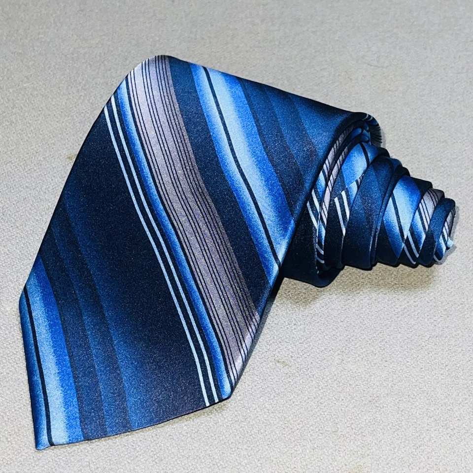 Corbata ancha Puritan para hombre azul blanco gris a rayas seda resistente a las manchas Foto 3 de 4