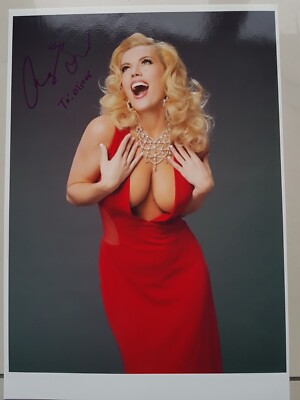 Autogramm Agnes Bruckner auf A4 Bild aus Sammlungsauflösung