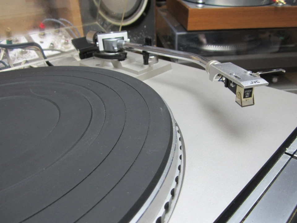 JVC QL-A5R QUARTZ LOCK DIRECT DRIVE AUTO RETURN  TURNTABLE - Image 4 of 4