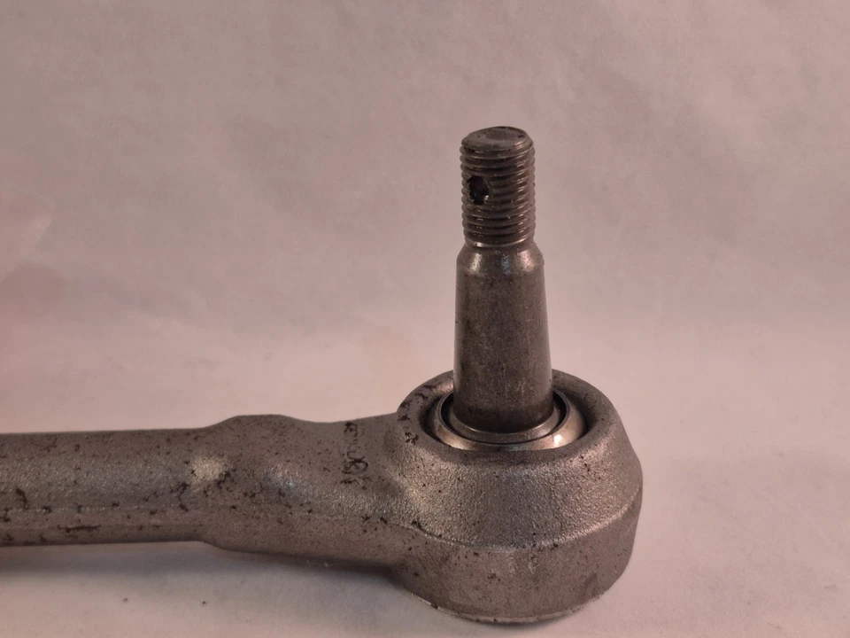 Chevy Chevelle McQuay-Norris ES333R 1964-70 barra de amarre exterior izquierda derecha nuevo en stock Foto 4 de 4