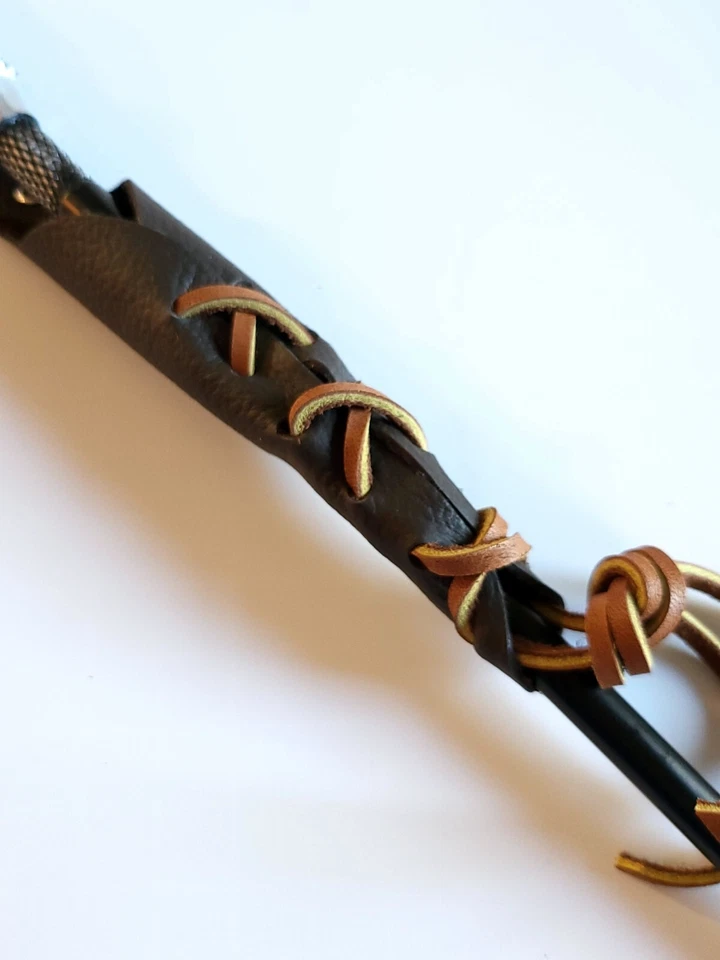 Funda Varita Mágica de Cuero Negro Bientro con Cordones Marrón y Lazo para Cinturón - EE. UU. Foto 3 de 4