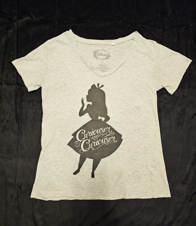 Camiseta grande Disney Alicia en el País de las Maravillas Alicia Silueta Curiosa y Curiosa Foto 2 de 4