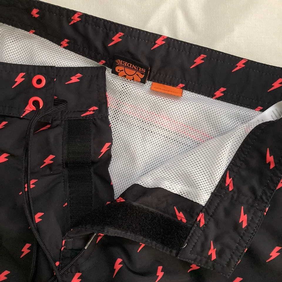 Bermuda de banho Sundek Black Lightning Bolt masculina 30 shorts de prancha forro de maiô - Imagem 3 de 4
