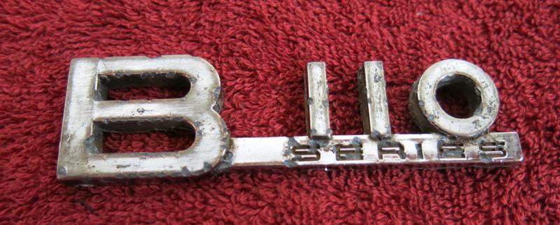 B 110 FENDER EMBLEM BADGE INTERNATIONAL HARVESTER TRUCK 219291 PICKUP  1960S OEM