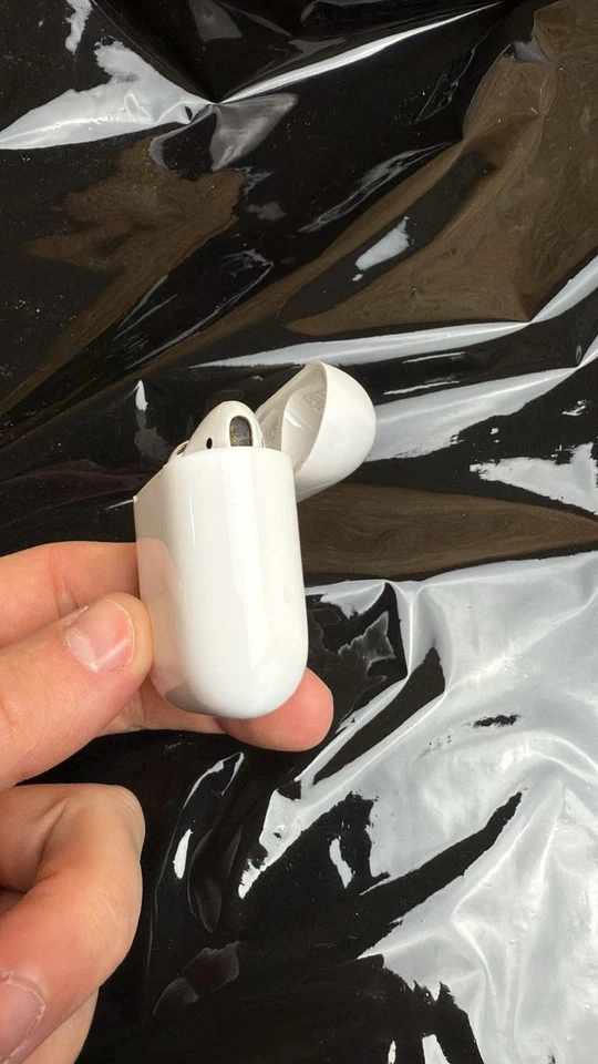 Genuine Apple Airpods (2nd Generation) With Lightning Charging Case (A1602) - Image 3 of 4