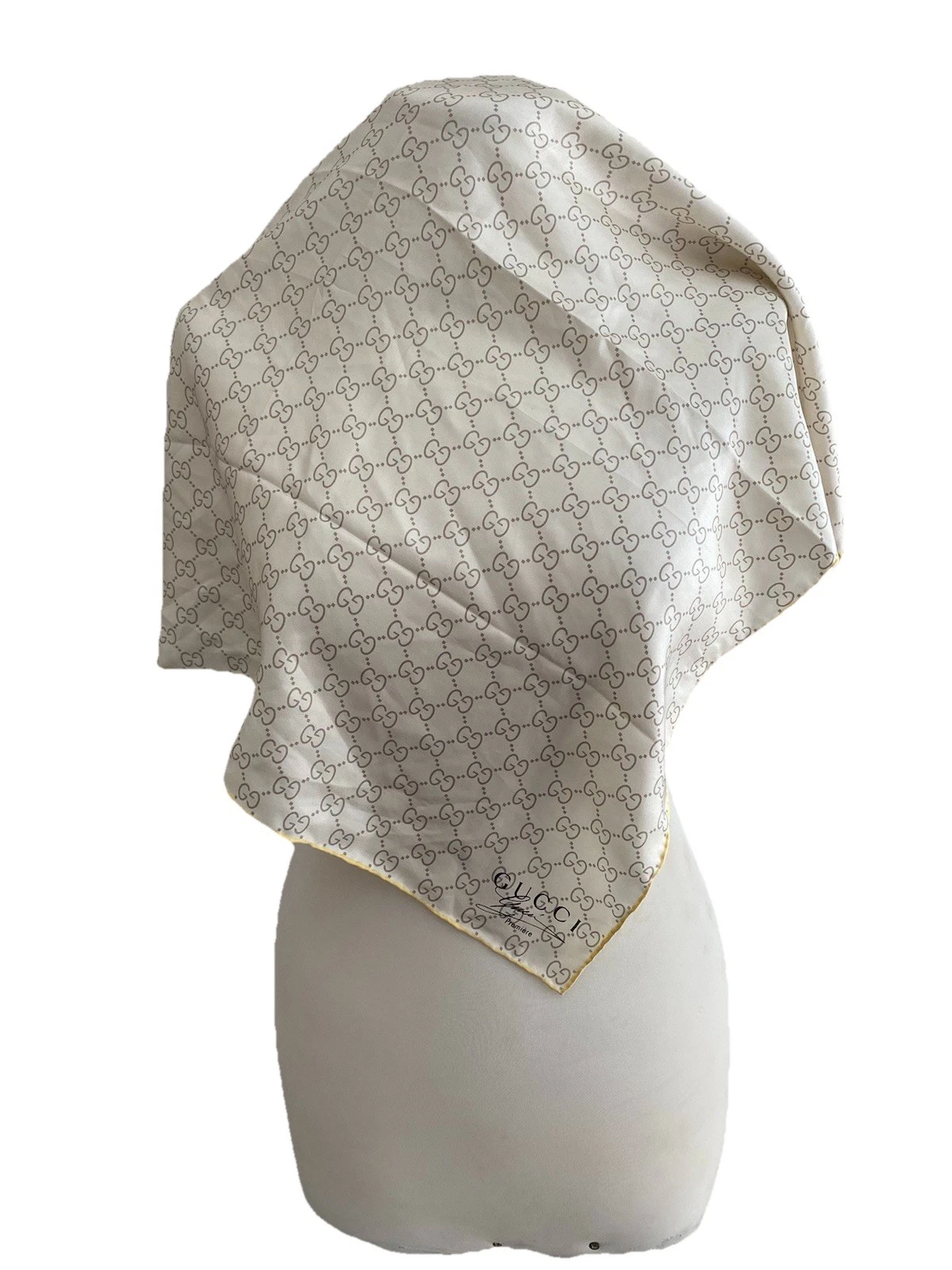 S35#Foulard en soie beige monogramme gucci 25 pouces a tache et trou