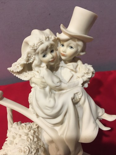GIUSEPPE ARMANI "LITTLE BRIDE AND GROOM ON STAIRS" FIGURINE 1988 RETIRED - 第 12/12 張圖片