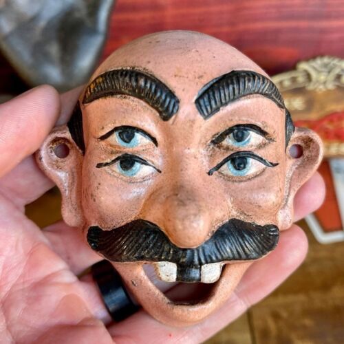 Apribottiglie vintage da parete uomo bianco 4 occhi con finitura antica - Foto 4 di 6