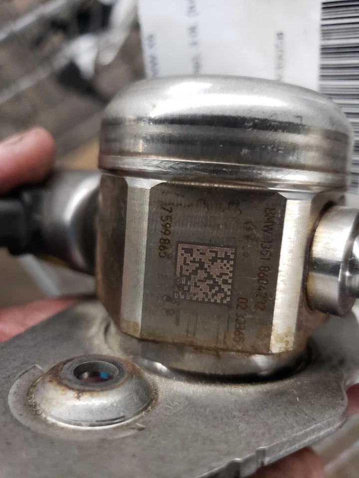 Bomba de combustible derecha BMW X6 18, (bomba de inyección), 4,4 L (doble turbo) ID# 13517599865 Foto 3 de 4