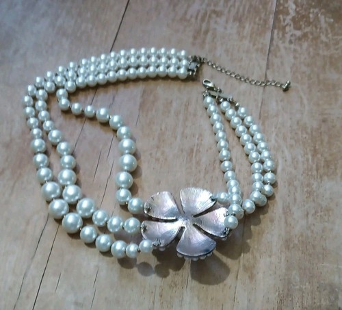 Vintage Faux Pearl Retro Floral Design Triple Strand Necklace - Picture 4 of 6