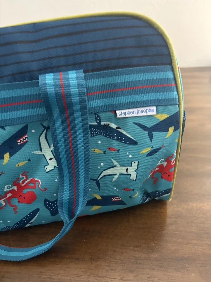 Bolso de Lona Stephen Joseph Cremallera Tiburones y Criaturas Oceánicas con Asas y Correas. Foto 3 de 4