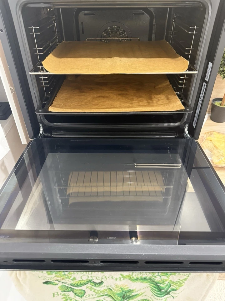 Moderne Küchenzeile mit elektrogeräten in guten Zustand - Bild 3 von 4