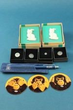 Steiff Konvolut 10 tlg.Porzellankatze,AnsteckPins,Kühlschrankmagnete,Kuli