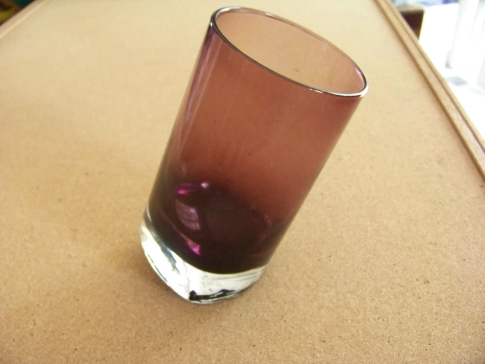 Vidrio de novedad, inclinado tamaño pinta independiente color púrpura/arándano Foto 2 de 4