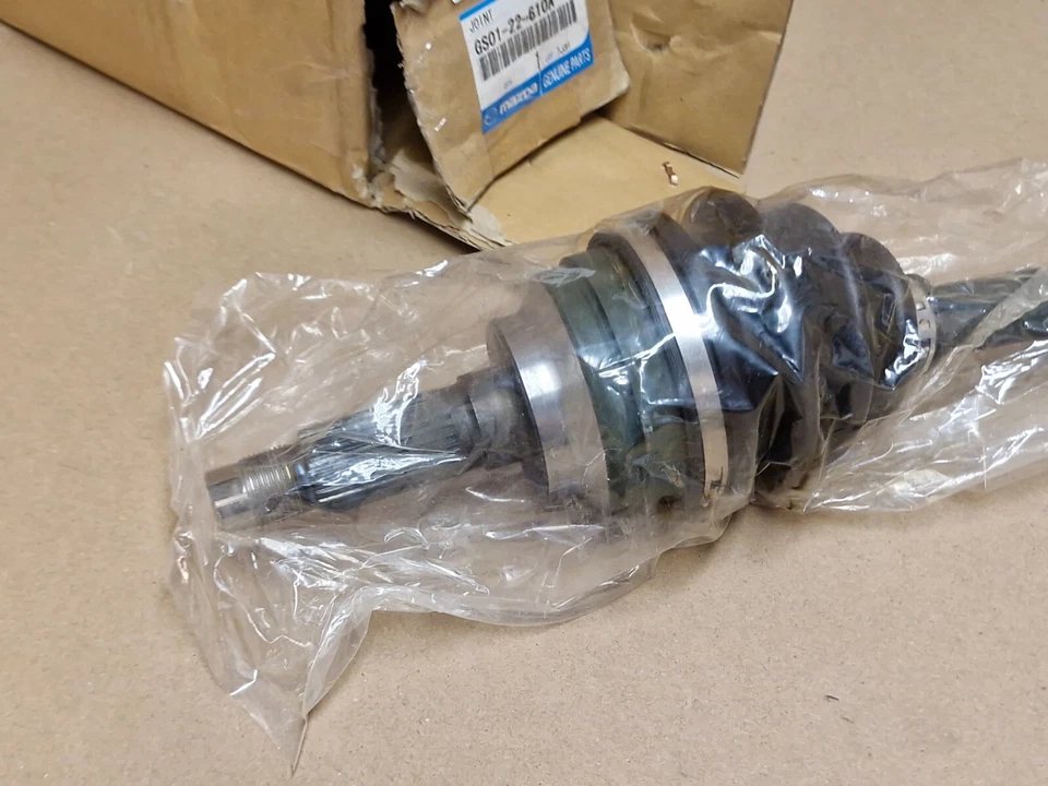 Junta del eje de transmisión de la rueda delantera Mazda 323C 323S 1989-2000 626 GS01-22-610A genuina Foto 3 de 4