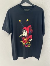 Camiseta gráfica El Chapulin Colorado - negra con estampado rojo y amarillo