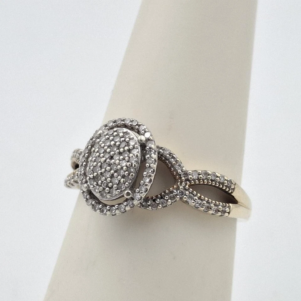 Anillo de oro amarillo de 10 quilates de 0,25 quilates redondo con racimo ovalado de diamantes talla 7 Foto 4 de 4