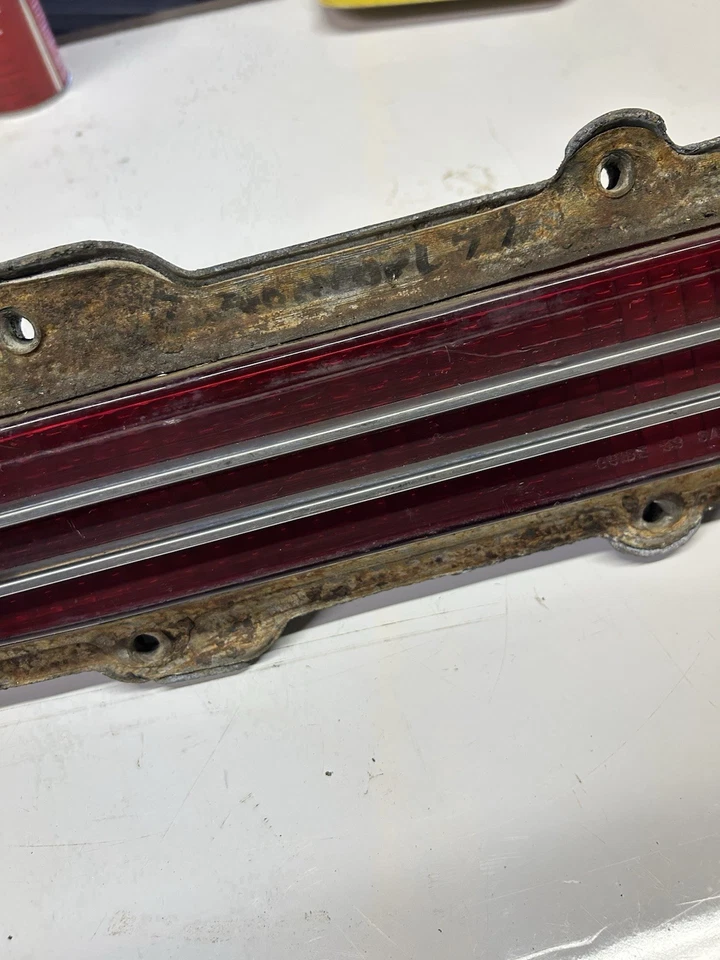 66 Oldsmobile Toronado luz trasera lente lámpara carcasa derecha o derecha Foto 3 de 4