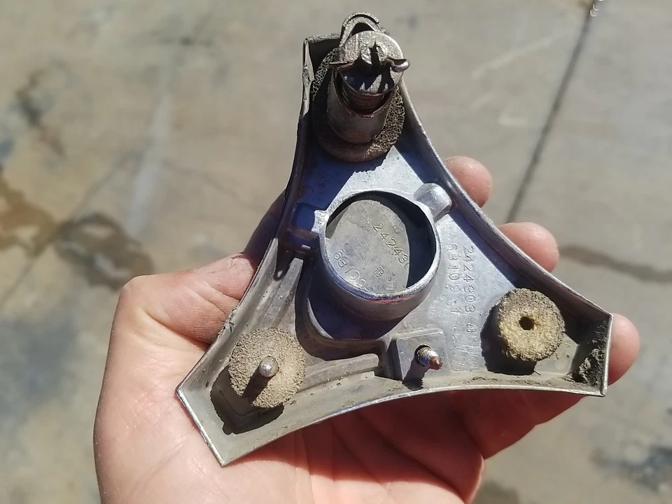 1963 DODGE CUSTOM 880 TRAVA DE PORTA-MALAS FLIP EMBLEMA MEDALHÃO MOPAR FRATZHOG 1964 - Imagem 4 de 4