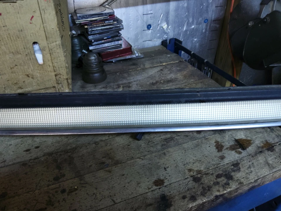 OLDSMOBILE 98 REVERSE LIGHT TAIL PANEL ASSEMBLY WITH BULBS 1991,1992,1993 - Image 3 of 4