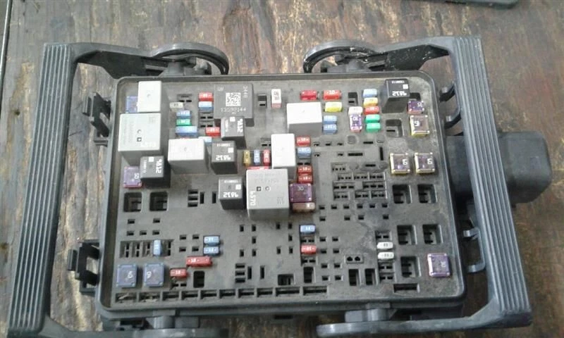 2017-2018 Chevy Silverado 2500 3500 Engine Fuse Box OEM Foto 2 de 4