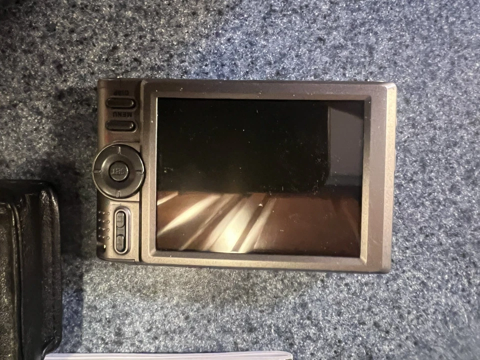 SVP Xthinn- 12ZX 12 M Pixels  3.0 Color LTPD 8x Digital Zoom 32 MB Memory - Image 2 of 4