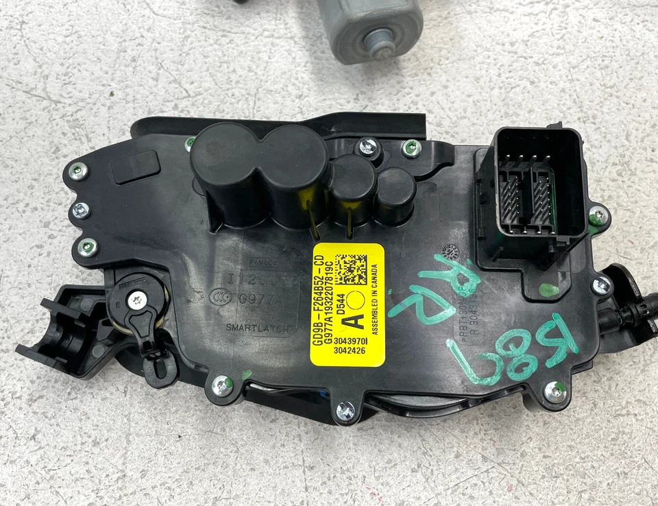 Lincoln Continental 2017-2020 actuador de cierre de puerta trasero derecho 1589 OEM Foto 2 de 4