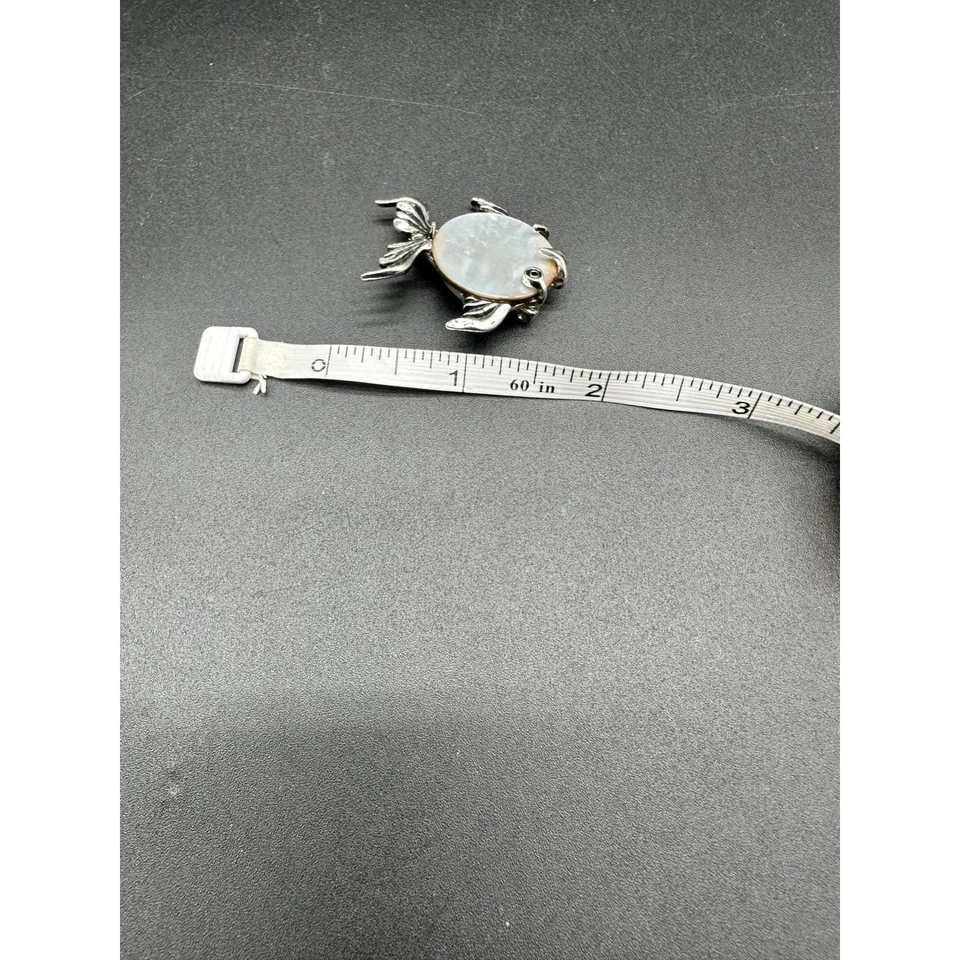 Broche de peixe vintage com incrustação de concha de madrepérola tom prata broche fantasia - Imagem 2 de 4