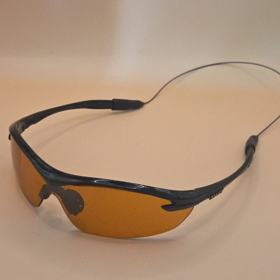 Gafas de sol deportivas Maxx grises y negras con lentes ámbar Cablz fin de semana al aire libre  Foto 3 de 4