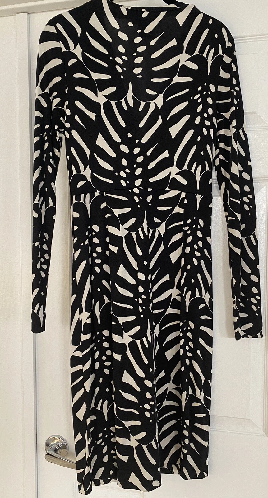 OFF WHITE Abito di seta Tory Burch collo a V bianco e nero con stampa foglie di palma taglia media