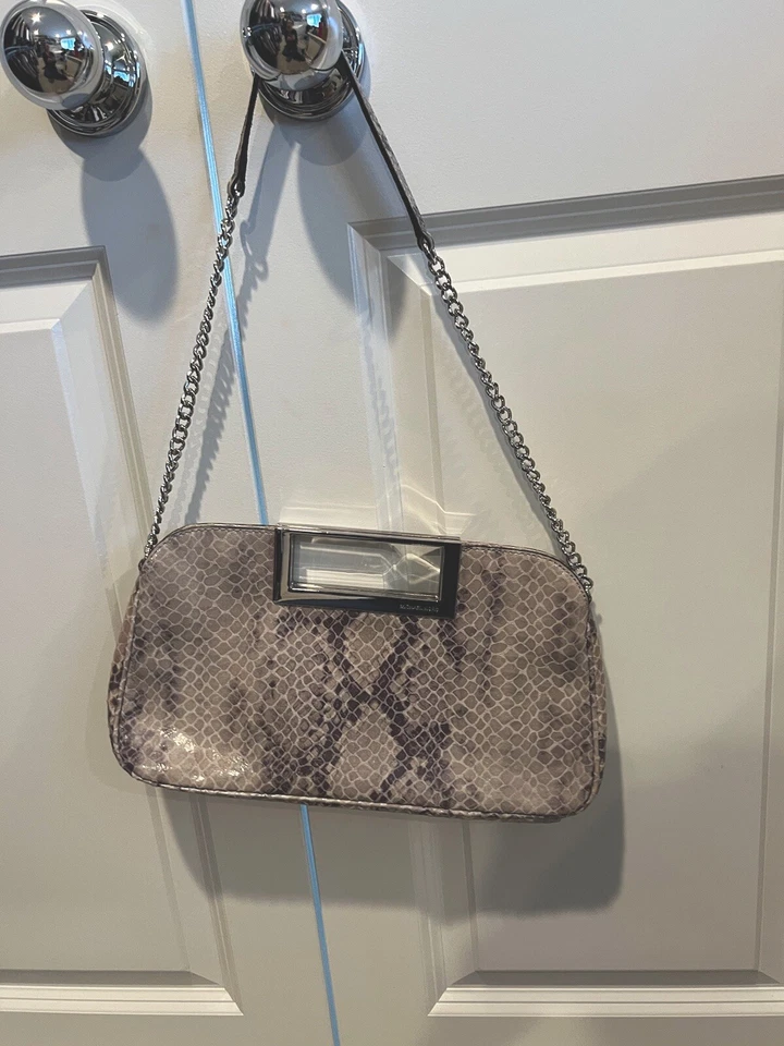 Bolso sin asas grande Michael Kors Berkeley gris perla piel de serpiente en relieve detalles plateados Foto 3 de 4