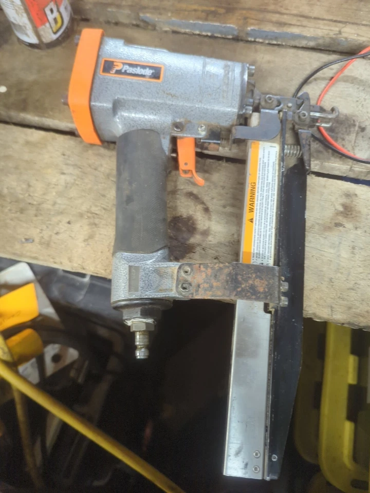 Clavadora neumática con acabado de aire Paslode 3250-F16 16 GA hecha en EE. UU. probada Foto 4 de 4
