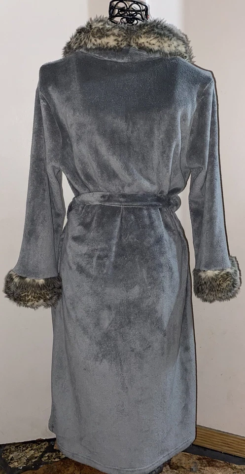 Bata larga para mujer Alfani suave felpa gris alpino ribete de piel sintética talla grande usada en excelente estado Foto 2 de 4