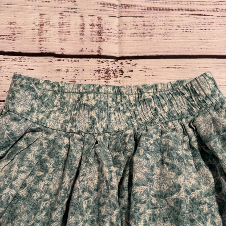 Falda floral verde American Eagle Outfitters con tirantes para mujer talla pequeña Foto 3 de 4