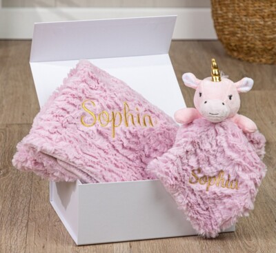 Personalisiertes Baby Geschenkset, Bettdecke und Decke. Einhorn, Welpe oder Bär