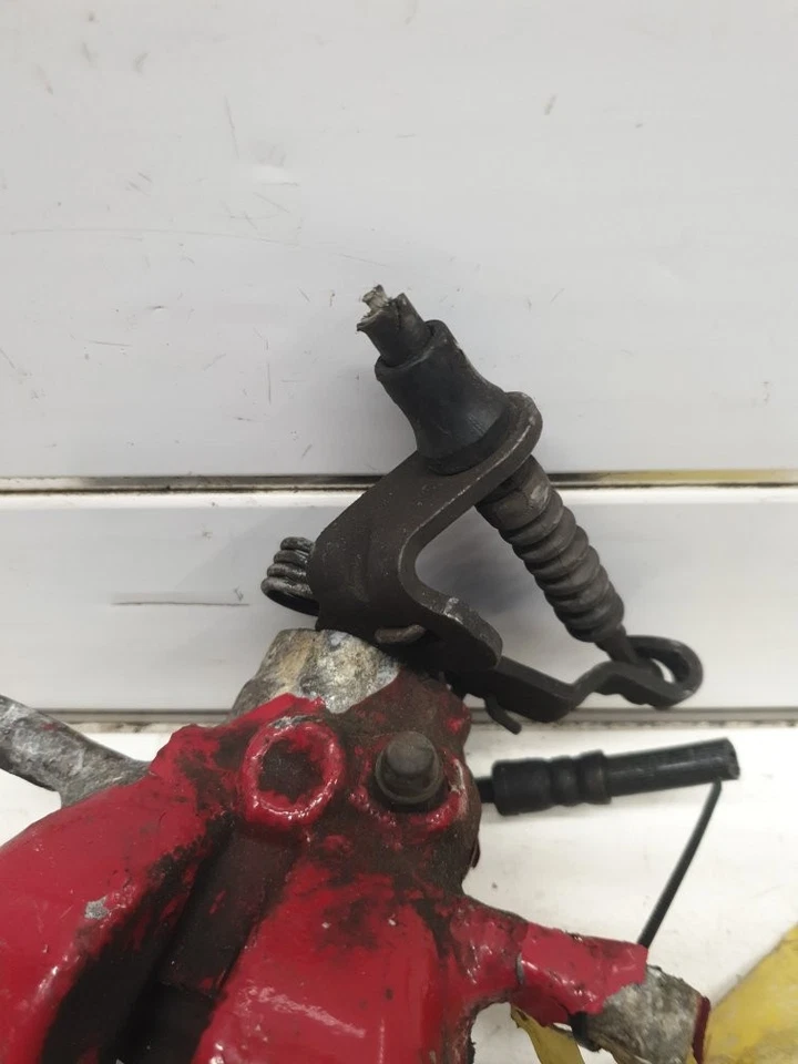 PINZA VOLKSWAGEN GOLF GTI MK5 2005-2009 (LADO DEL PASAJERO DELANTERO) 1K0 Foto 2 de 4