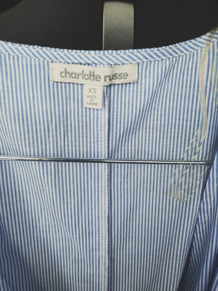 Vestido envolvente Charlotte Russe XS azul claro a rayas con volantes manga aleada fluida Foto 3 de 4