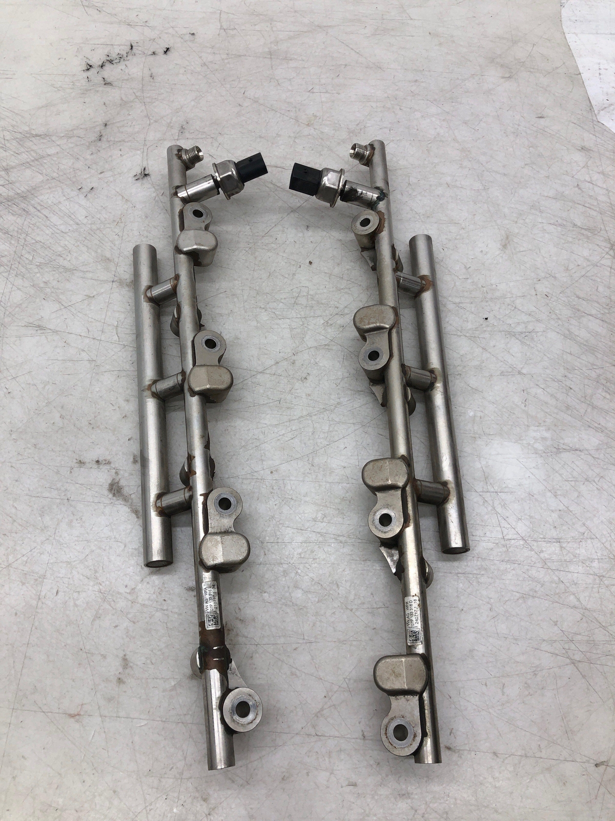 2016-2020 BENTLEY BENTAYGA 6.0L W12 LEFT & RIGHT FUEL RAIL SET 07P133316E OEM