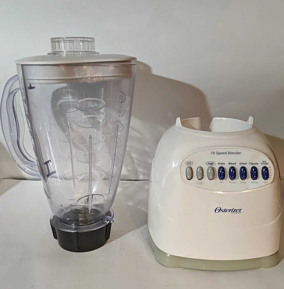 Preços baixos em Liquidificador Oster Branco Padrão