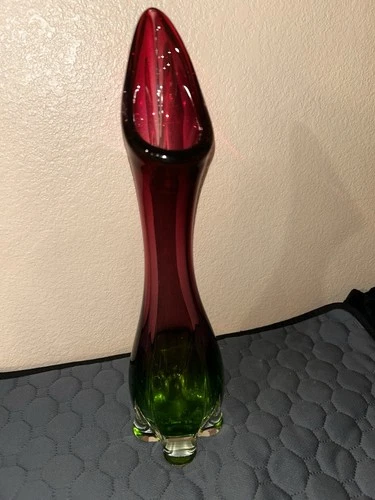 VINTAGE Murano glass vase featuring the Italian sommerso technique