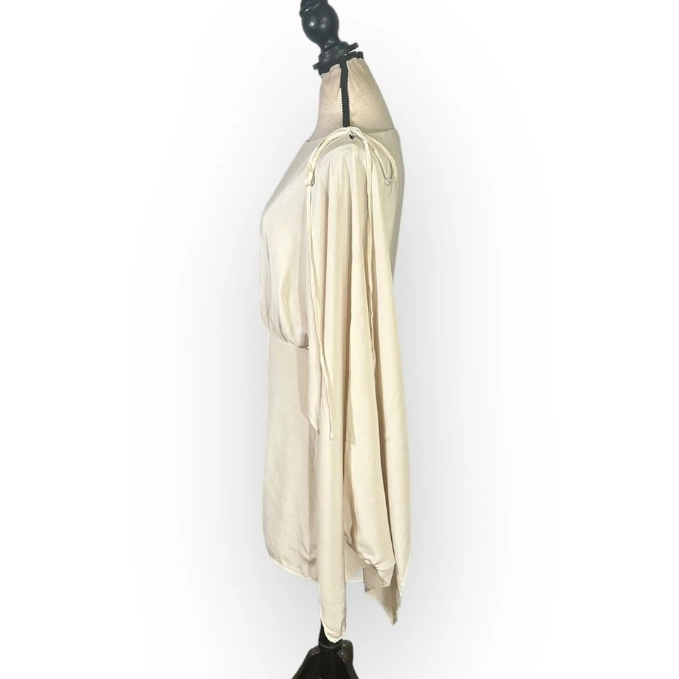 Mini Vestido RTR Alexis Wesley Para Mujer Mediano Crema Seda Un Hombro Vaina Corbata Foto 4 de 4