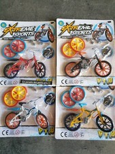 Vélo VTT finger , 1 mini vélo VTT + 2 roues + 1 tournevis . 12 cm environ